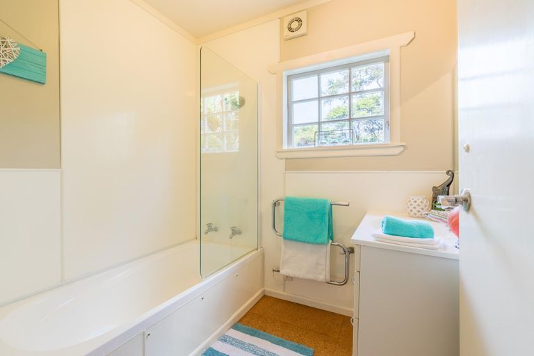 Photo of property in 33 Warner Park Avenue, Laingholm, Auckland, 0604