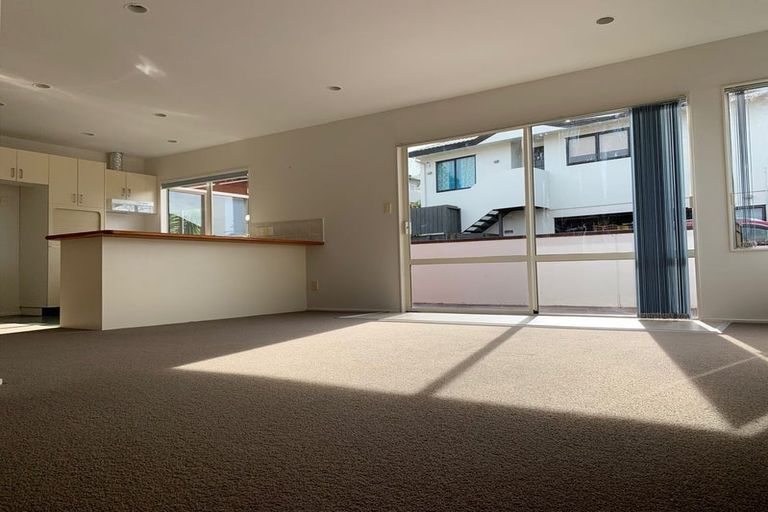 Photo of property in 5 St Thomas More Lane, Glenfield, Auckland, 0629