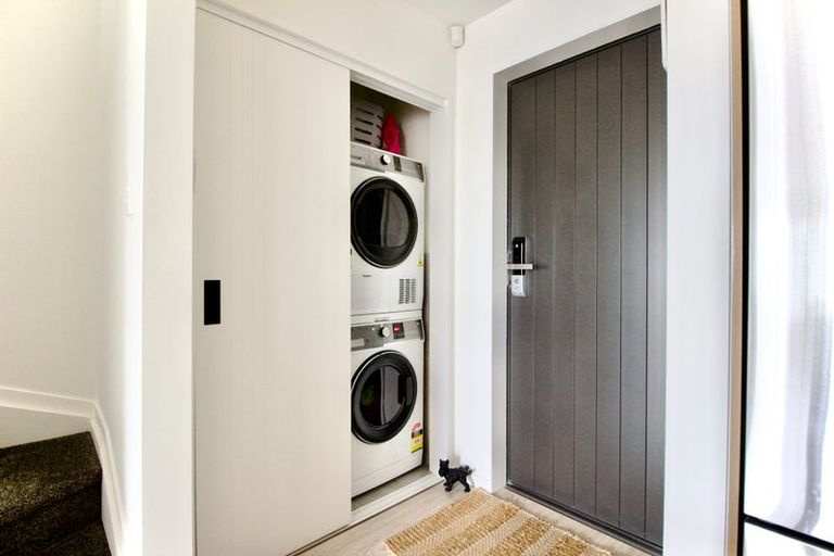 Photo of property in 5/1a Royal View Road, Te Atatu South, Auckland, 0610