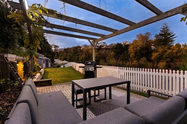 Photo of property in 32 Milton Road, Bluff Hill, Napier, 4110