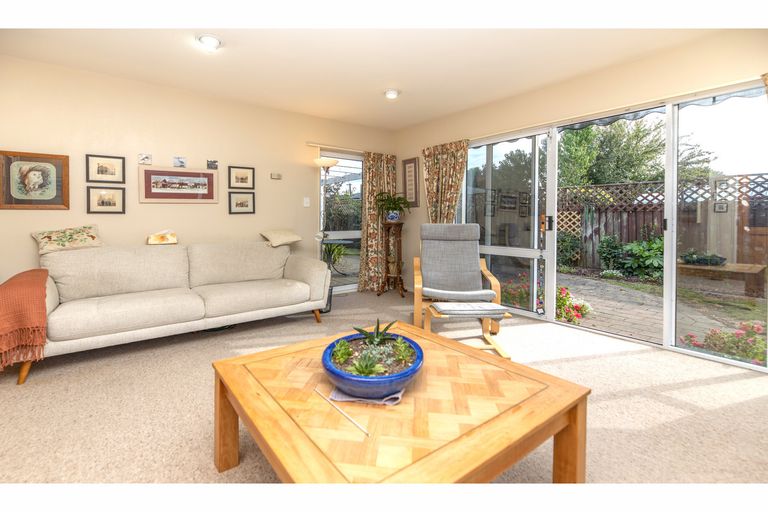 Photo of property in 2 Pentavon Lane, Avonhead, Christchurch, 8042