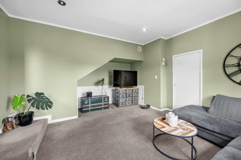 Photo of property in 37 Pitt Street, Clive, 4102