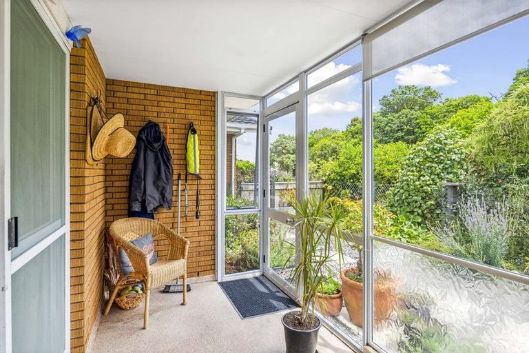 Photo of property in 2 Rewarewa Crescent, Waikanae, 5036
