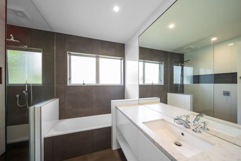 Photo of property in 5 Montana Place, Merrilands, New Plymouth, 4312