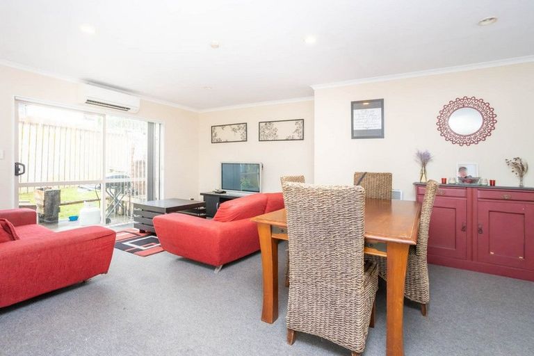 Photo of property in 20 Quincey Place, Massey, Auckland, 0614
