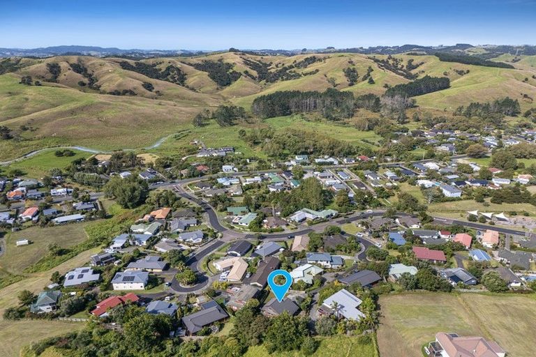 Photo of property in 8 Empressa Heights, Helensville, 0800