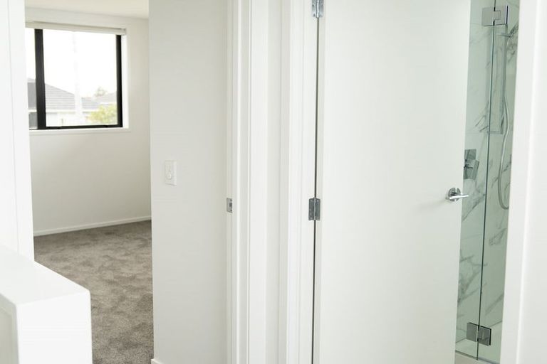 Photo of property in 52a Vodanovich Road, Te Atatu South, Auckland, 0610