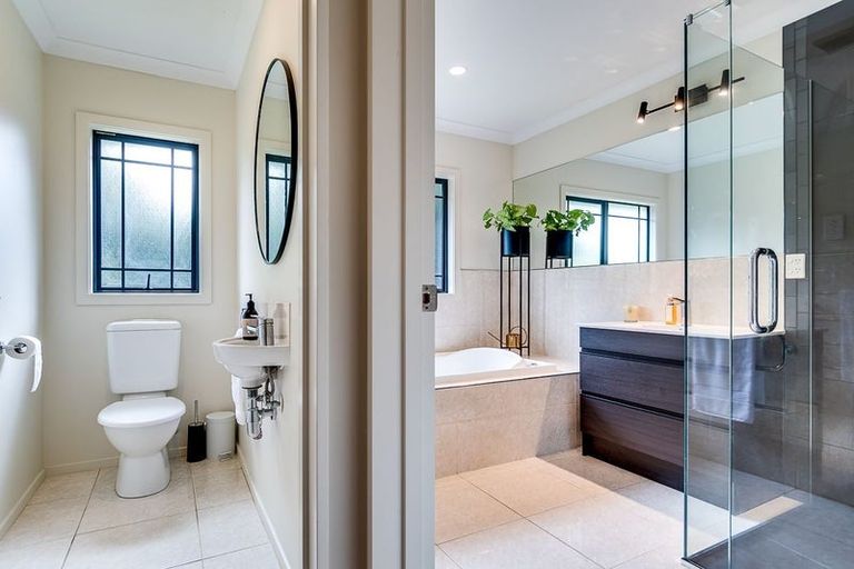 Photo of property in 1 Delta Mews Place, Clive, 4102