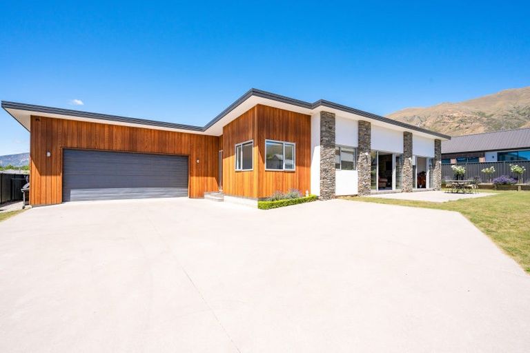 Photo of property in 7 Macandrew Lane, Wanaka, 9305