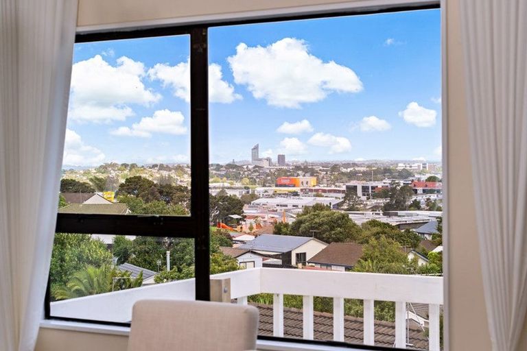 Photo of property in 2/16 Kupari Place, Totara Vale, Auckland, 0629