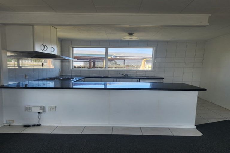 Photo of property in 18 Foyle Place, Glendene, Auckland, 0602