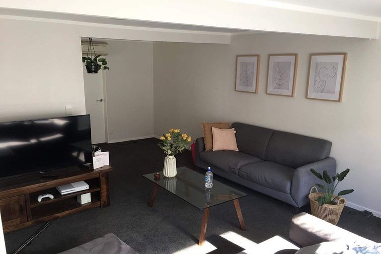 Photo of property in 60a Viewmont Drive, Harbour View, Lower Hutt, 5010