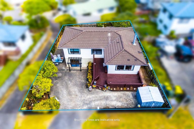 Photo of property in 3 Loughanure Place, Massey, Auckland, 0614