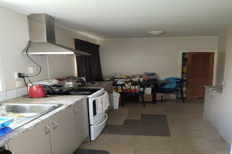 Photo of property in 19 Paton Avenue, Te Atatu South, Auckland, 0610