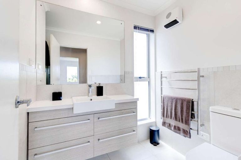 Photo of property in 11 Costa Viva Crescent, Karaka, Papakura, 2113