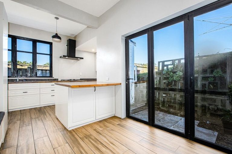 Photo of property in 15 Connaught Terrace, Brooklyn, Wellington, 6021