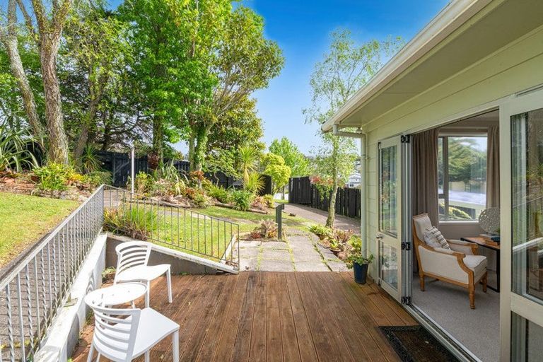 Photo of property in 1 Wanita Place, Totara Vale, Auckland, 0629