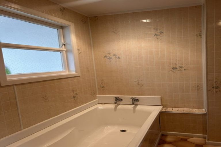 Photo of property in 2a Chapman Road, Te Atatu Peninsula, Auckland, 0610