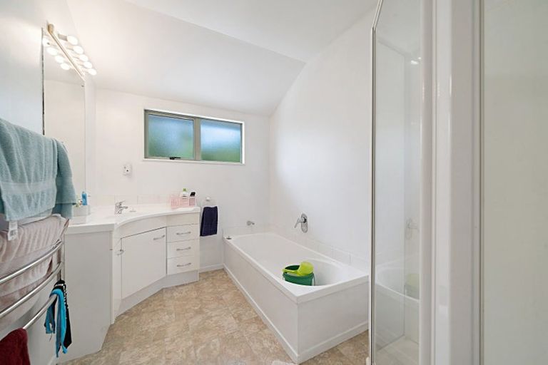 Photo of property in 4 San Ambrosio Rise, Henderson, Auckland, 0612