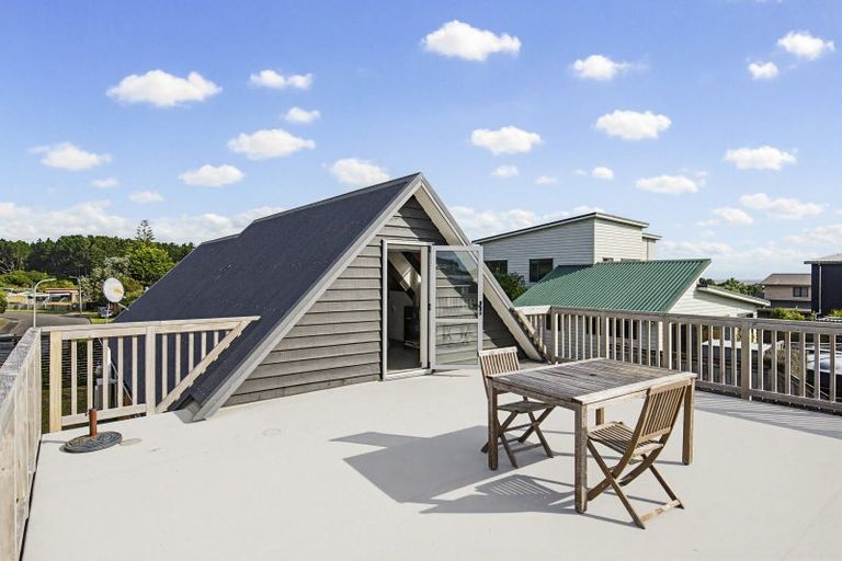 Photo of property in 10 Arataki Grove, Waitarere Beach, Levin, 5510