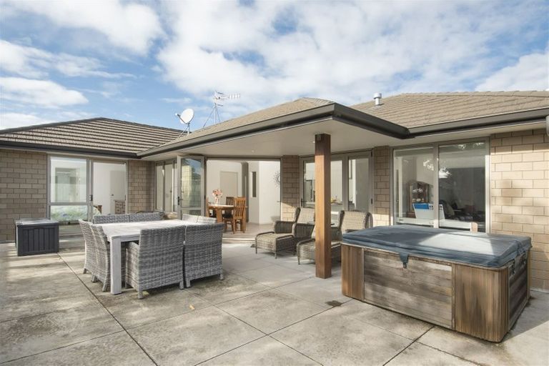 Photo of property in 15 Oakwood Way, Papamoa Beach, Papamoa, 3118