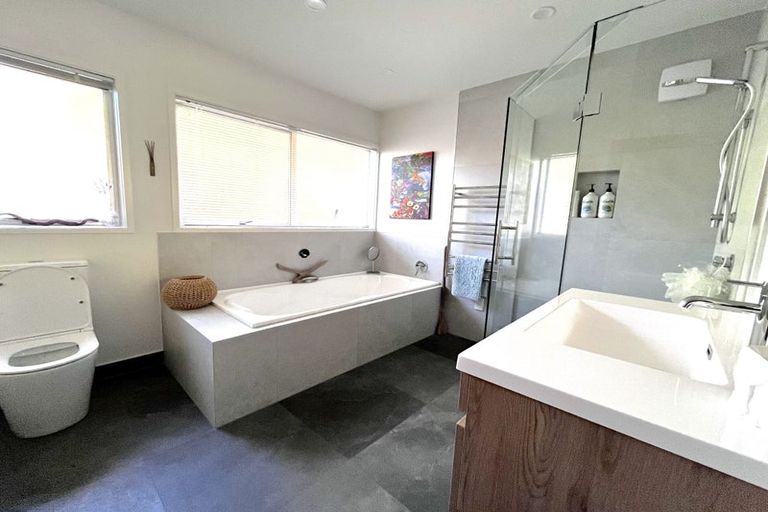 Photo of property in 42 Ravenwood Drive, Forrest Hill, Auckland, 0620