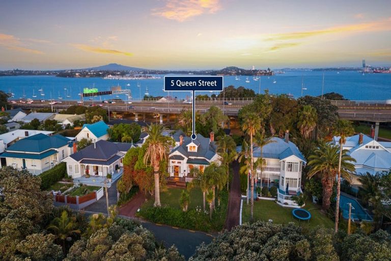 Photo of property in 5 Queen Street, Northcote Point, Auckland, 0627