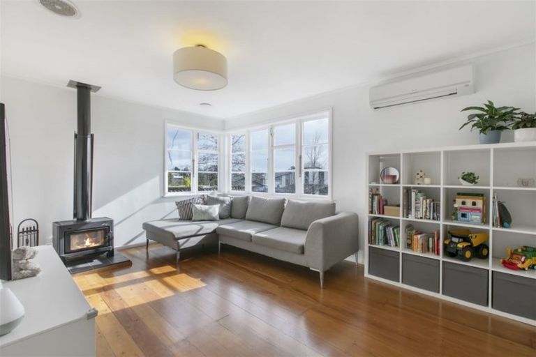 Photo of property in 10 Gladfield Lane, Te Atatu Peninsula, Auckland, 0610