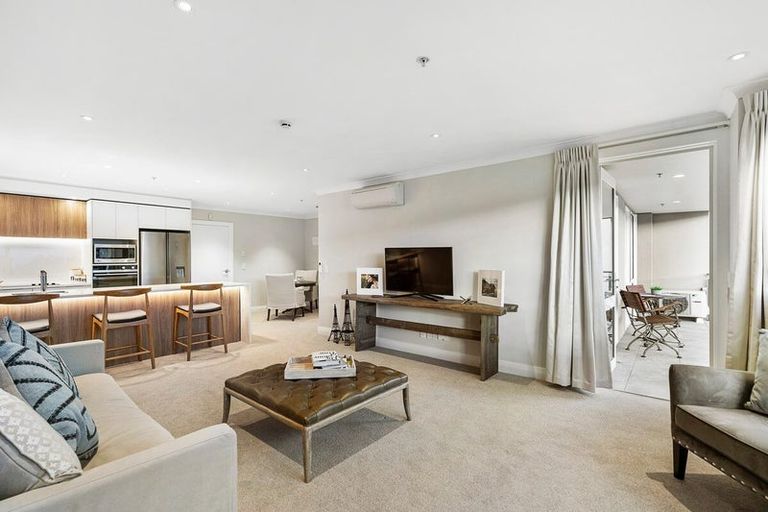 Photo of property in 4/30 Ambassador Glade, Orewa, 0931