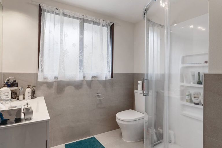 Photo of property in 2b Grenadine Place, Unsworth Heights, Auckland, 0632