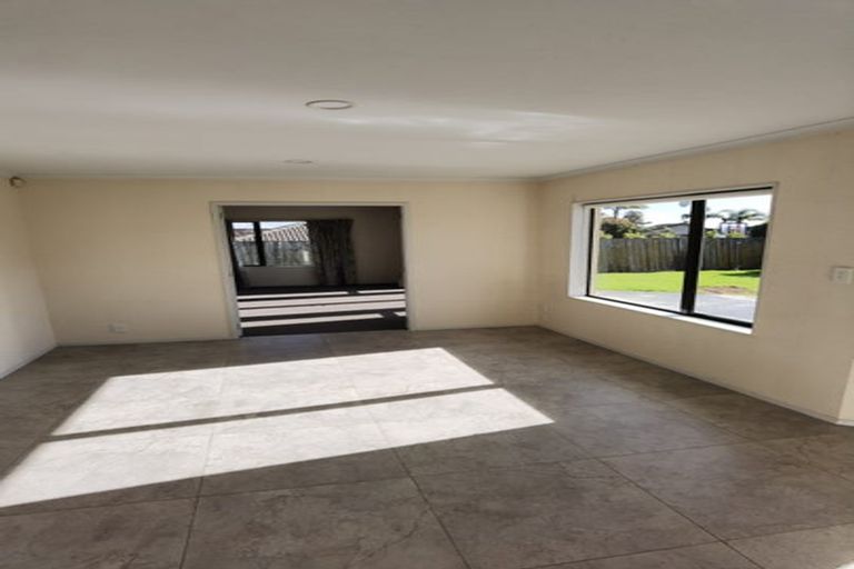 Photo of property in 22 Maghera Drive, East Tamaki Heights, Auckland, 2016