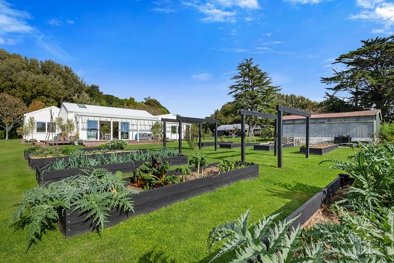 Photo of property in 130 Cross Road, Lepperton, New Plymouth, 4373