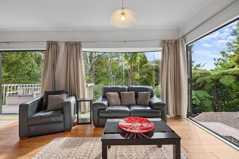Photo of property in 5 Springwater Vale, Unsworth Heights, Auckland, 0632