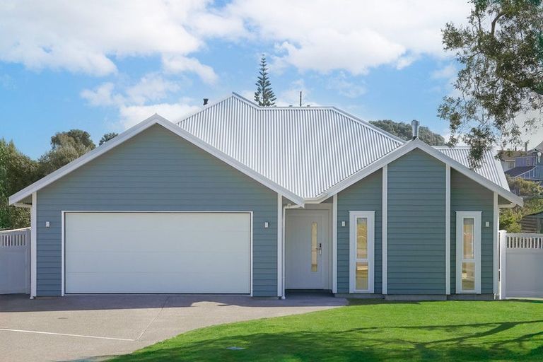 Photo of property in 23 Frimley Terrace, Waikanae Beach, Waikanae, 5036