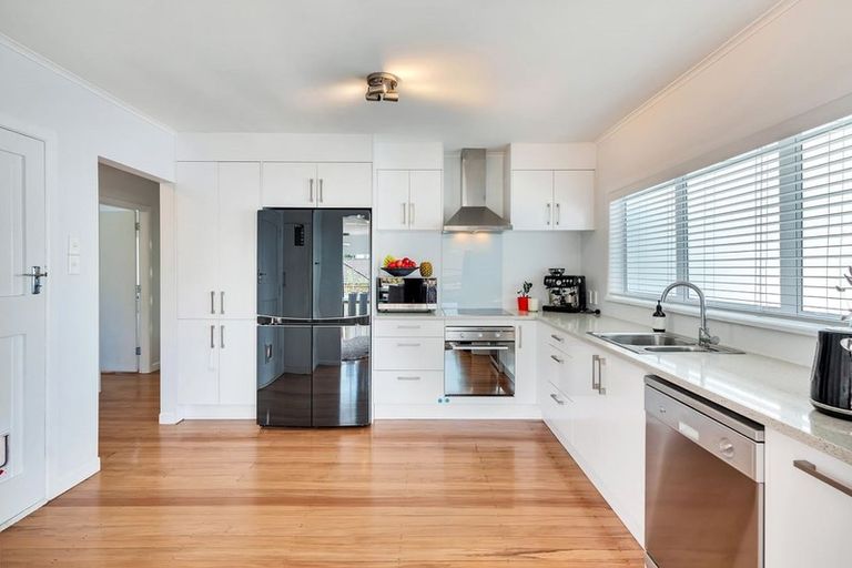 Photo of property in 1 Newington Road, Henderson, Auckland, 0612