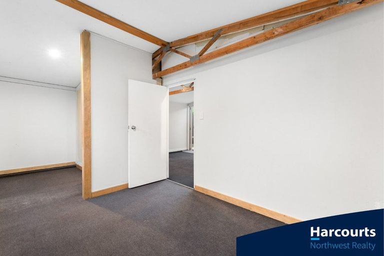 Photo of property in 188 Waimumu Road, Massey, Auckland, 0614