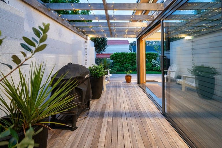 Photo of property in 35 Queen Street, Mount Victoria, Wellington, 6011