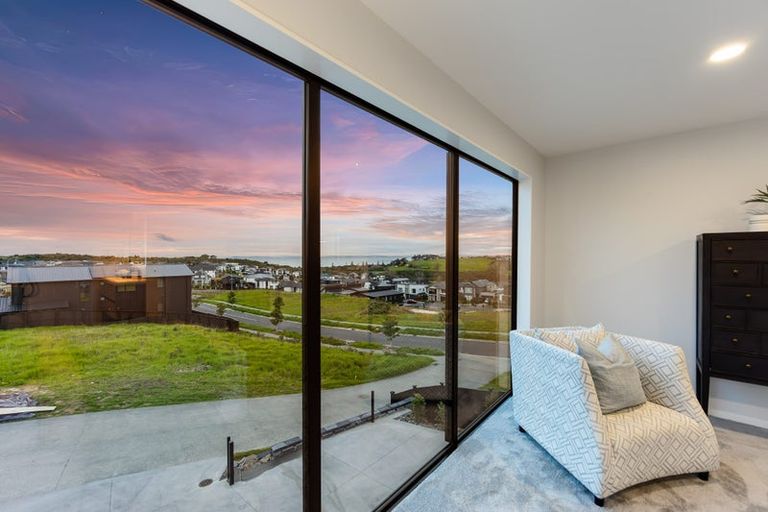 Photo of property in 3 Waitai Close, Long Bay, Auckland, 0630