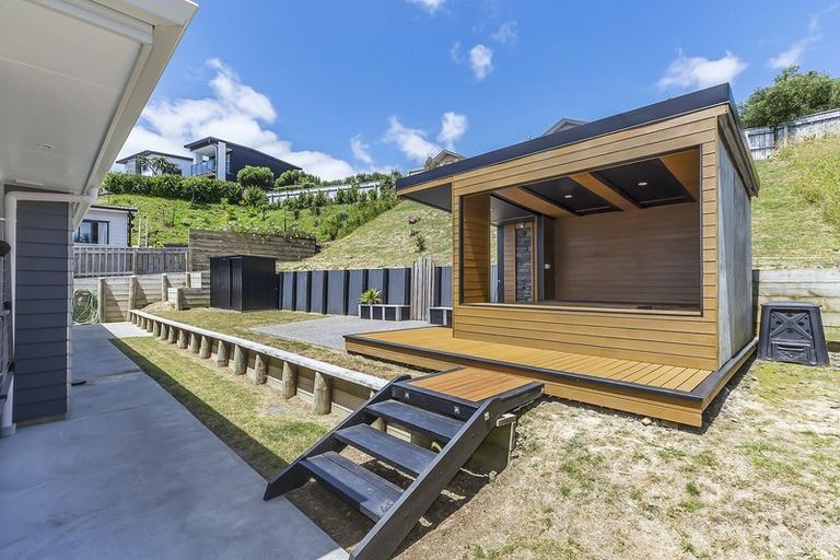 Photo of property in 5 Madeira Close, Whitby, Porirua, 5024