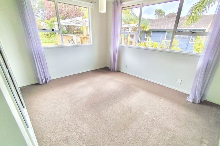 Photo of property in 29 Staincross Street, Green Bay, Auckland, 0604