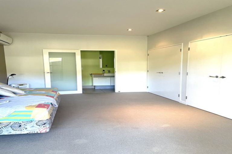 Photo of property in 33 Tiketike Way, Brooklyn, Wellington, 6021