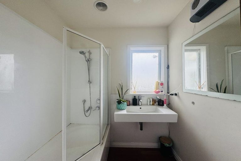 Photo of property in 19 Pinkerton Grove, Newlands, Wellington, 6037