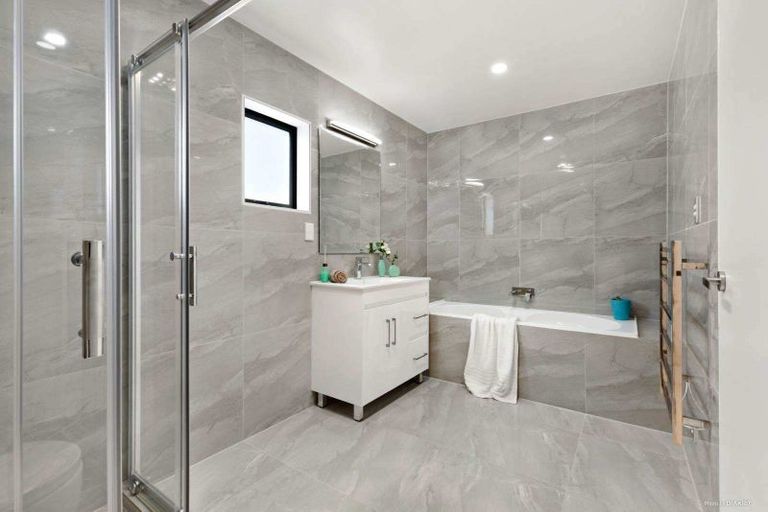 Photo of property in 18b Riverpark Crescent, Henderson, Auckland, 0610