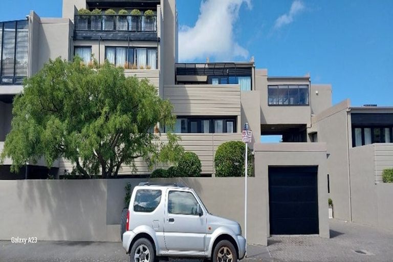 Photo of property in Highwic, 32u2 Hobson Street, Thorndon, Wellington, 6011