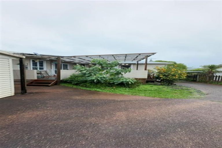 Photo of property in 10 Barron Drive, Green Bay, Auckland, 0604