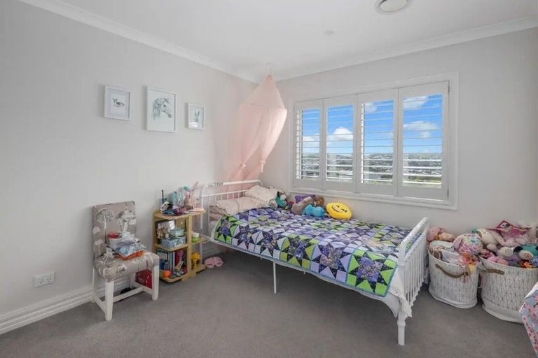 Photo of property in 30 Grumman Lane, Newlands, Wellington, 6037