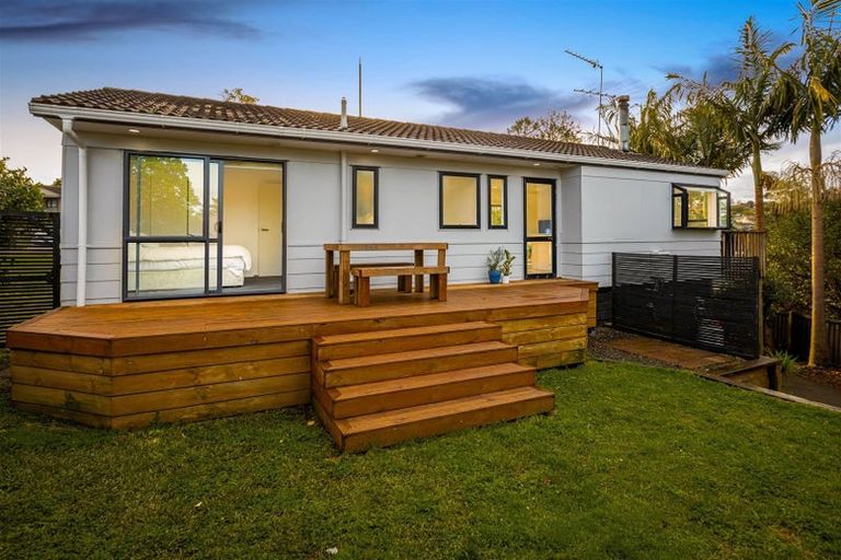 Photo of property in 5 Lowell Place, Massey, Auckland, 0614