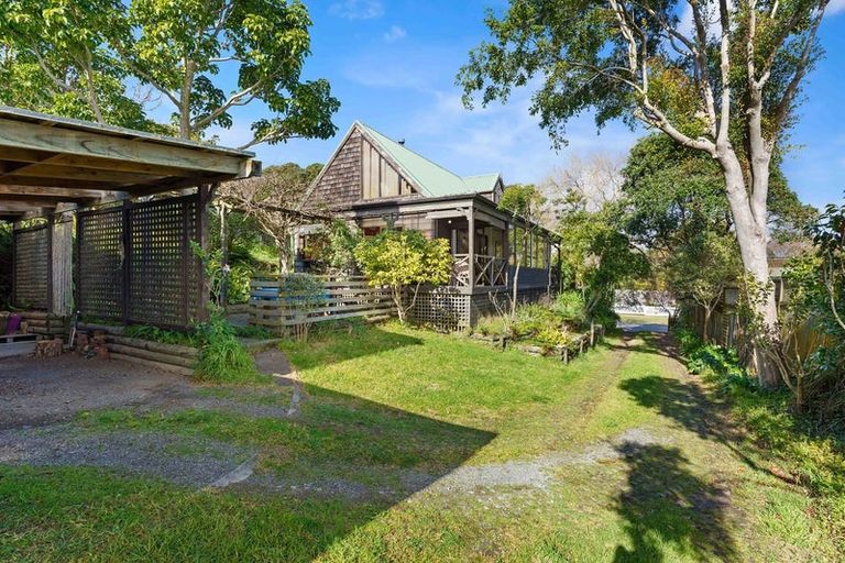 Photo of property in 25 Puriri Road, Waikanae, 5036