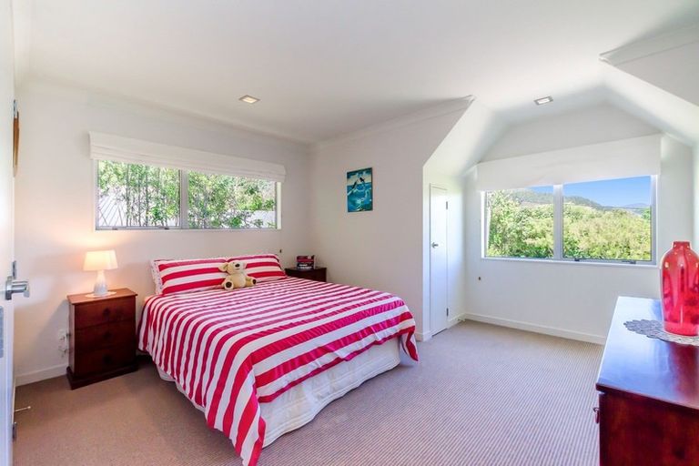Photo of property in 13 Kakariki Grove, Waikanae, 5036