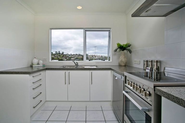 Photo of property in 3/8a Target Road, Totara Vale, Auckland, 0629